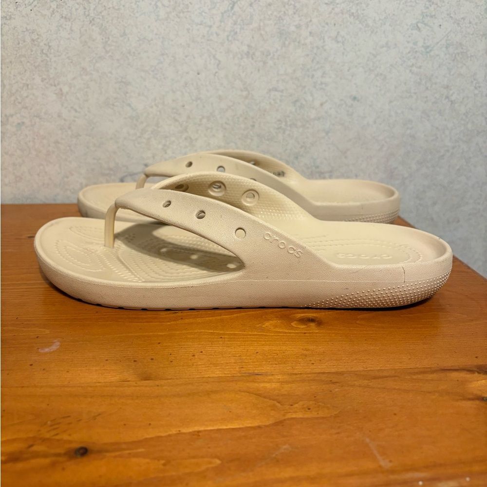 CROCS Classic Flip Flops V2 Tan Sandals Men’s Size 8